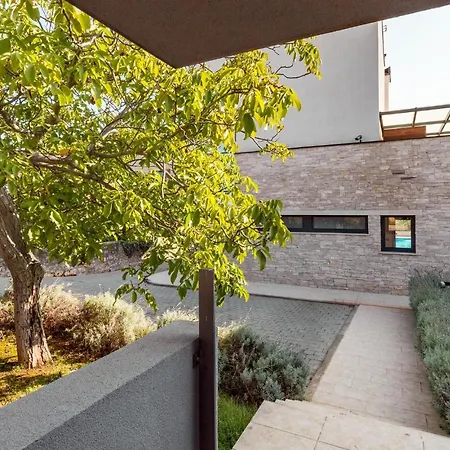 בית נופש In With Heated Swimming Pool