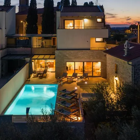 בית נופש In With Heated Swimming Pool *