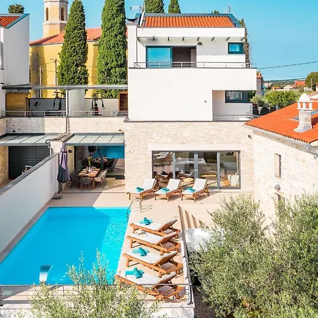 In With Heated Swimming Pool Valtura