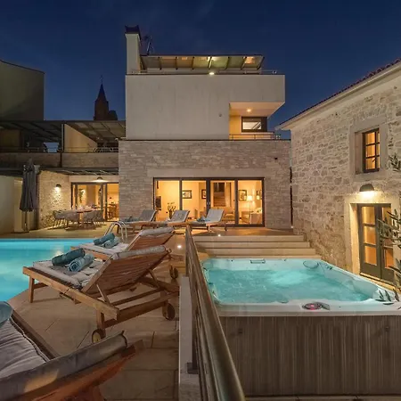 In With Heated Swimming Pool בית נופש