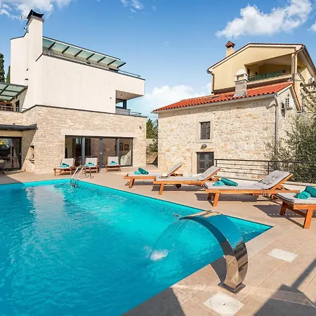 בית נופש In With Heated Swimming Pool