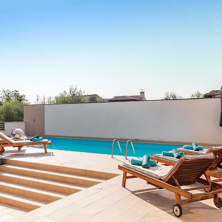 In With Heated Swimming Pool Valtura